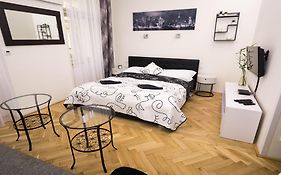 Black & White Apartment Prague By Wenceslas Square And Muzeum